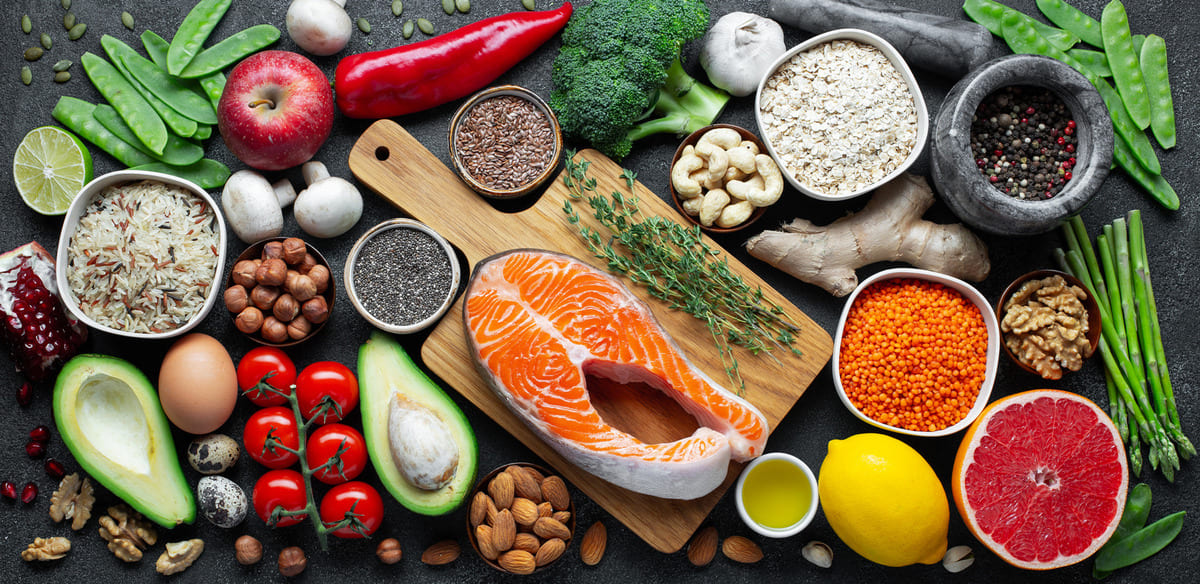 bodegón de comida sana: pescado, frutas, hortalizas, cereales y verduras