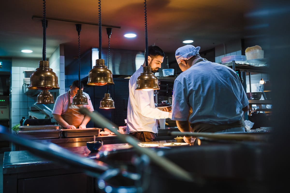 Cocineros trabajando en la cocina de una dark kitchen