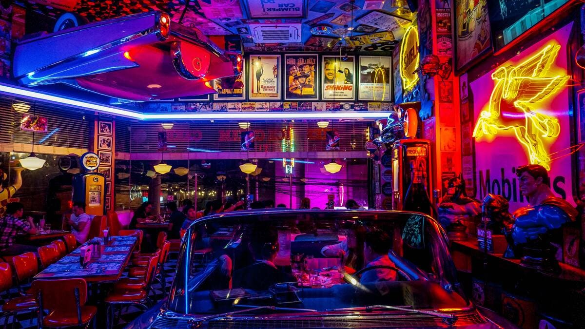 Restaurante de temática cinéfila con cadillacs como asientos y luces de neón