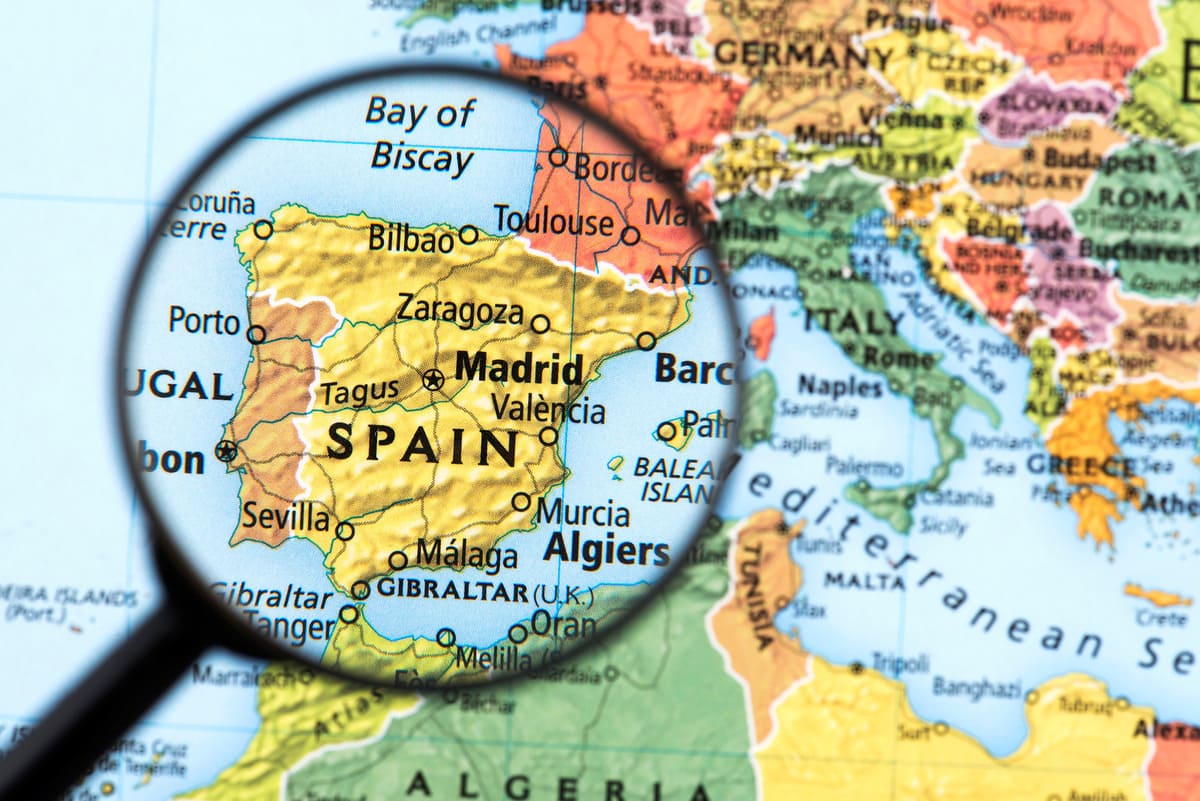 Lupa enfocando en un mapa de España