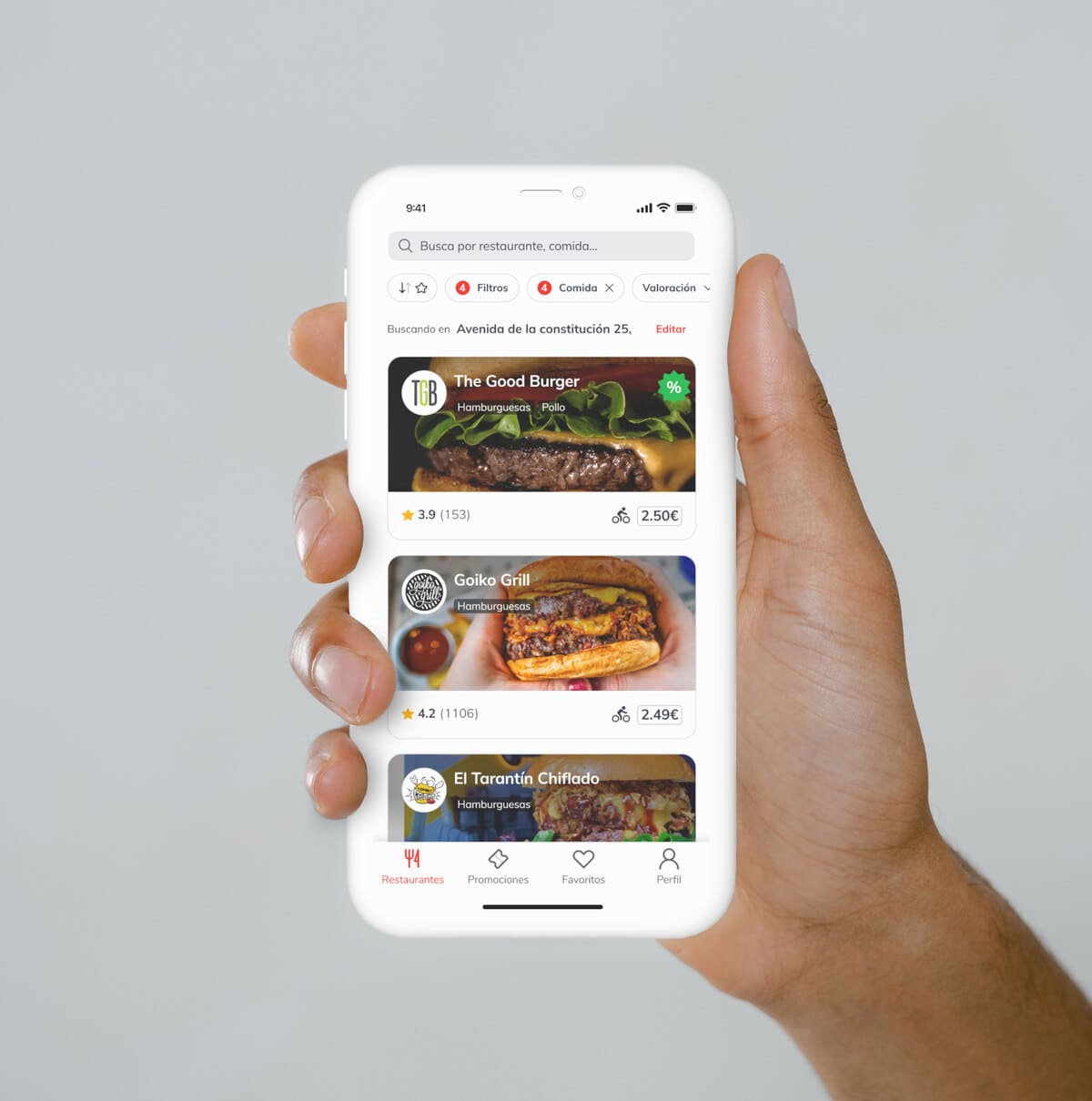 Mano sosteniendo un smartphone donde se ve la aplicación móvil de Delitbee donde puedes comprar comida para llevar online de distintos restaurantes